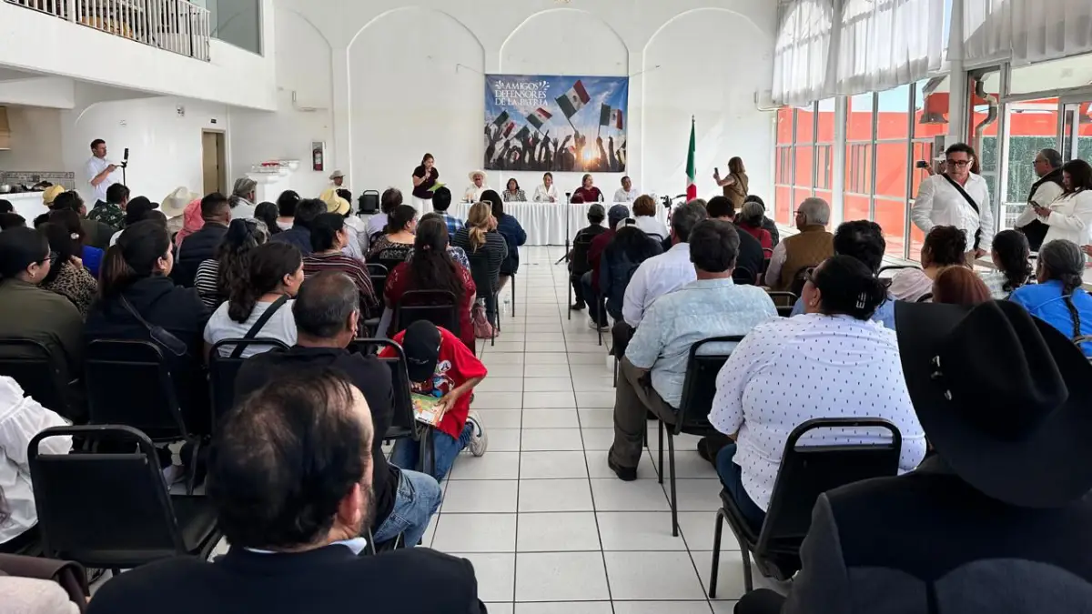 Evangelina Moreno Guerra dialoga con integrantes del Comité Amigos Defensores de la Patria en Ensenada